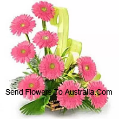 Panier de 9 gerberas roses avec des remplisseurs