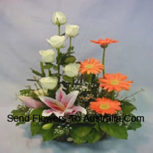 Mand met Assortiment Bloemen, inclusief Lelies, Rozen en Madeliefjes