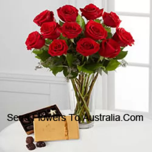 11 Rosas rojas con algunos helechos en un jarrón y una caja de chocolates Godiva (Nos reservamos el derecho de sustituir los chocolates Godiva por chocolates de igual valor en caso de no disponibilidad de los mismos. Stock limitado)